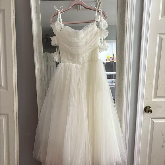 Elegant White Tulle Dress - Picture 3 of 7